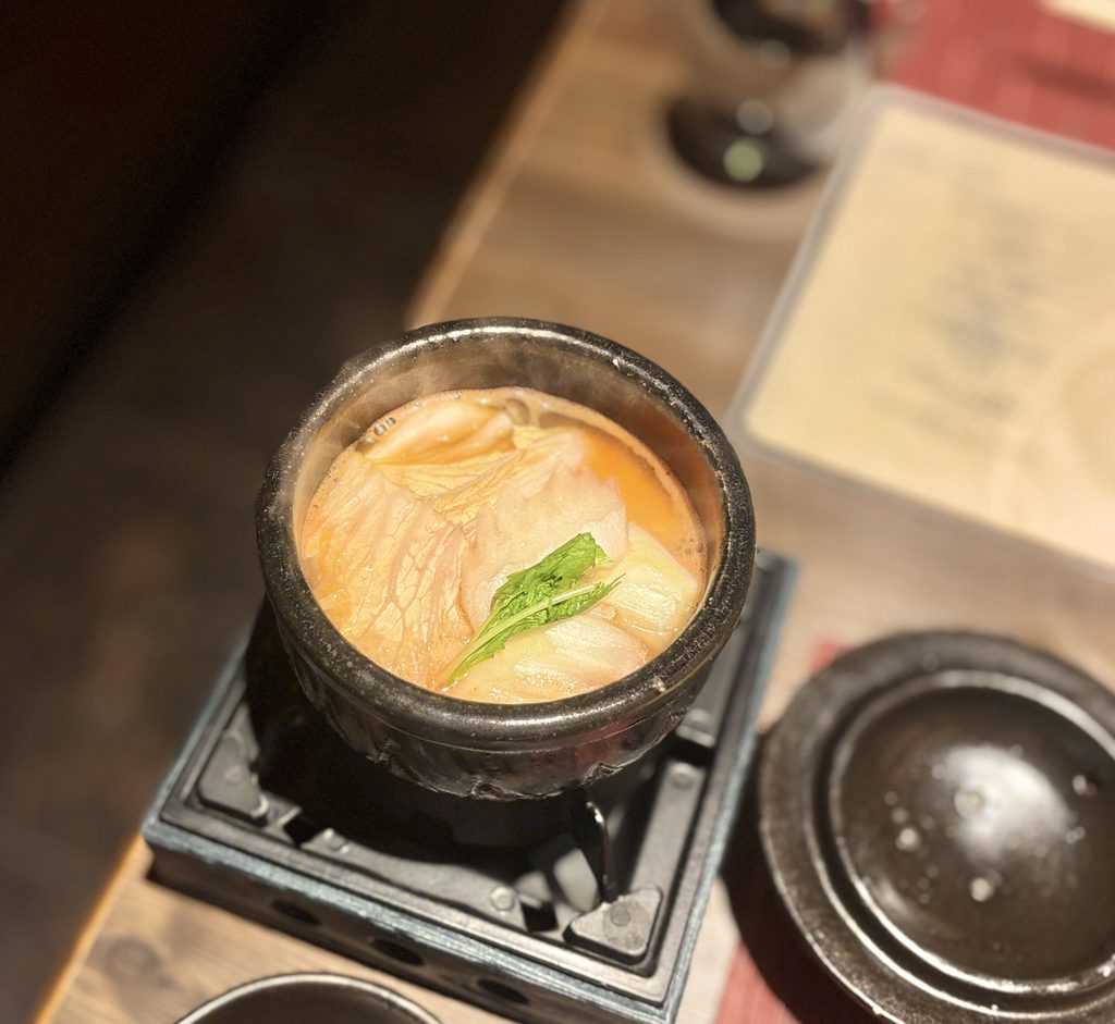 淡路島グルメを楽しめる「あわじ浜離宮 別荘 鐸海」の淡路鶏と海鮮の寄せ鍋。トマト仕立ての温かい鍋料理