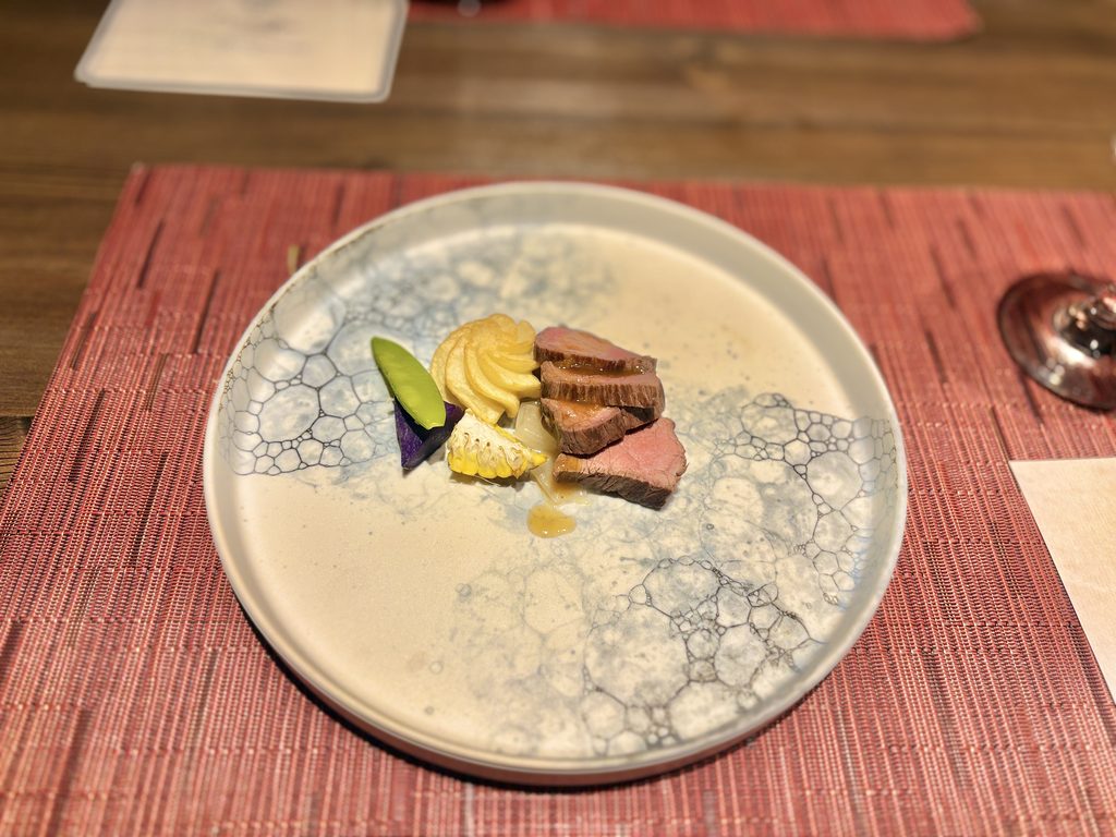 あわじ浜離宮 別荘 鐸海の夕食メイン、淡路牛のロースト。柚子胡椒風味のジュドヴィアンドと季節野菜を添えた肉料理