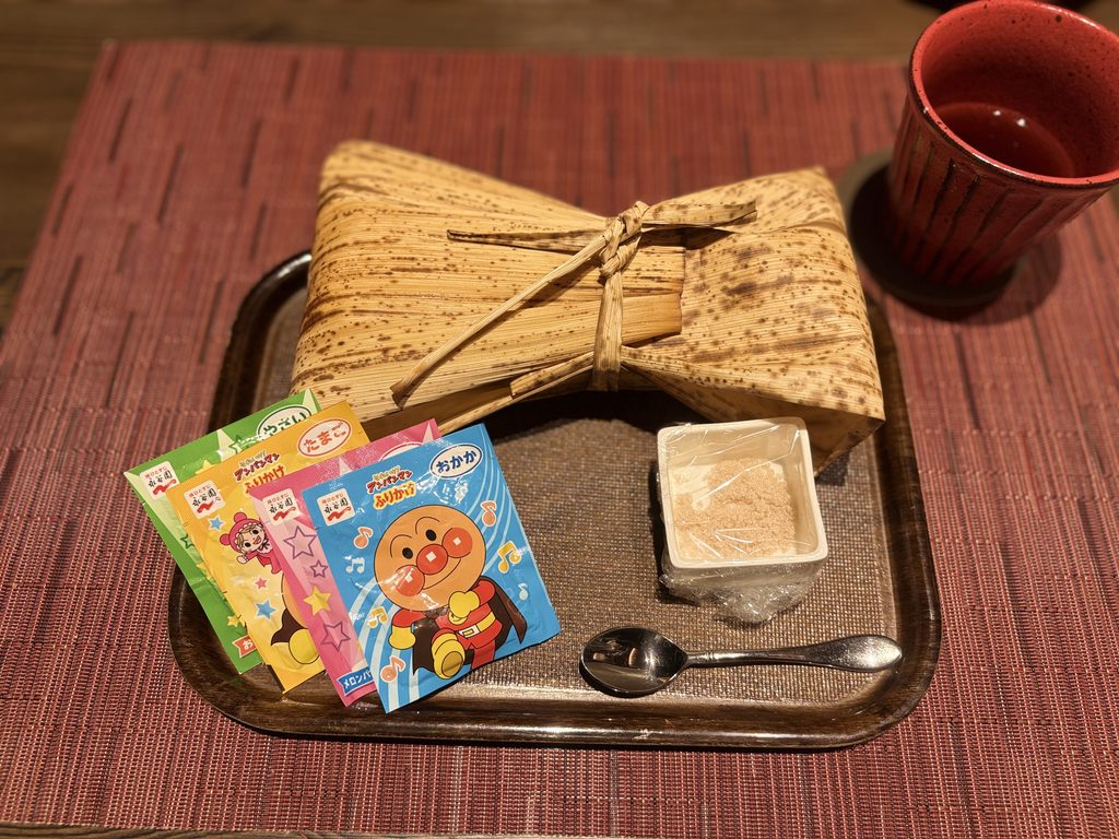 あわじ浜離宮 別荘 鐸海で夕食後に部屋用として用意していただいたおにぎり。竹皮の包みとふりかけが添えられた心温まるサービス