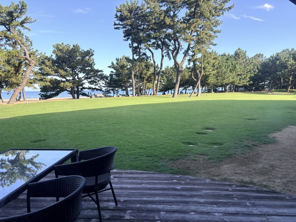 あわじ浜離宮 別荘 鐸海のテラスから眺める芝生と慶野松原、淡路島の海。松林に囲まれた静かで開放感のある宿の景色