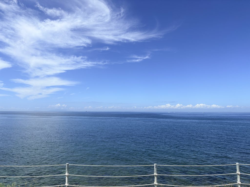 淡路島「CRAFT CIRCUS」から望む青い海と空。海を一望できる開放的なロケーションで楽しむ絶景ランチスポット