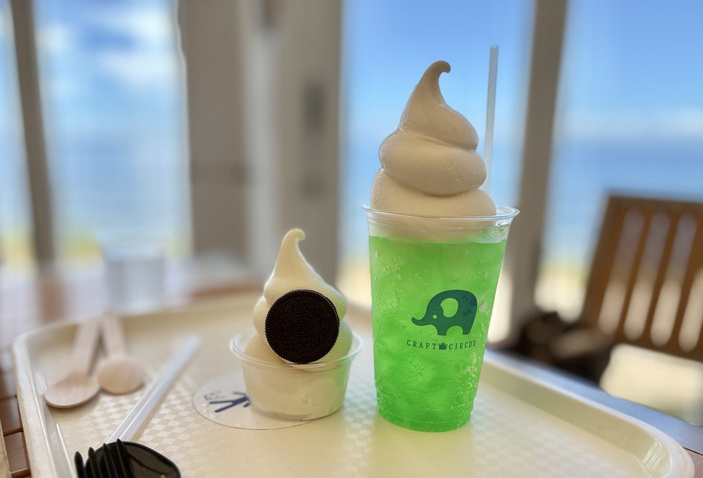 淡路島「CRAFT CIRCUS」で楽しんだソフトクリームとグリーンドリンク。海を眺めながら味わう食後のデザート