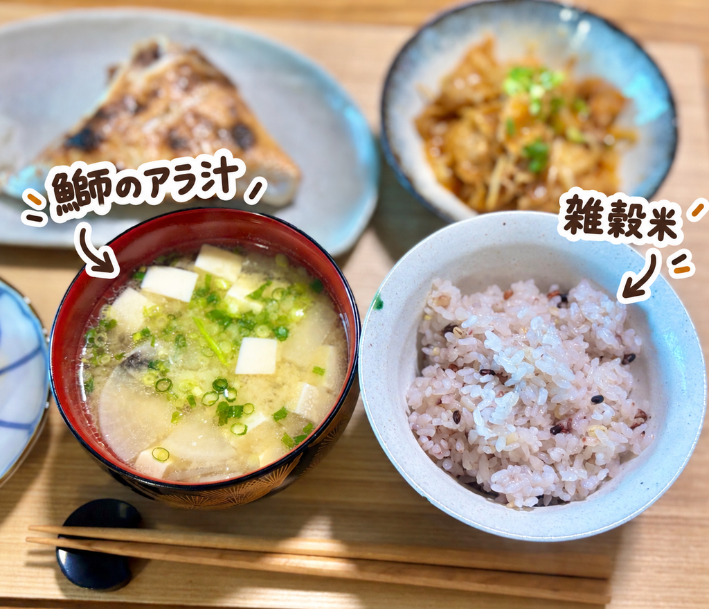 大根と豆腐、青ねぎが入った鰤のアラ汁と、もちもち食感の雑穀米を並べた和食ランチ