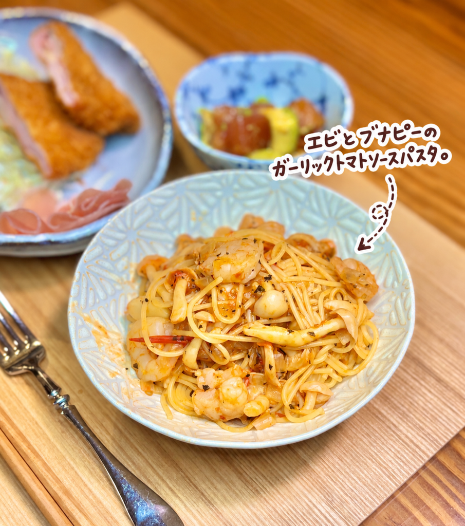 ぷりぷりのエビとブナピーをたっぷり使ったガーリックトマトソースパスタ。にんにくとトマトソースを絡めたエビときのこの簡単パスタレシピ