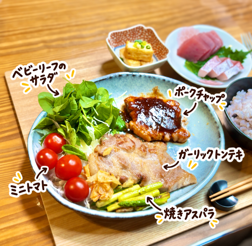 ガーリックトンテキとポークチャップ、焼きアスパラ、ベビーリーフサラダ、ミニトマトを盛り付けたボリューム満点のワンプレート