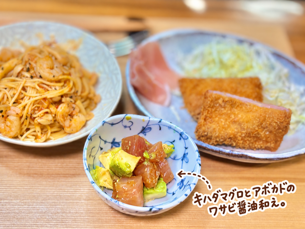角切りのキハダマグロとアボカドをわさび醤油で和えた簡単副菜。マグロとアボカドの濃厚な組み合わせをさっぱり楽しめる、晩ごはんやおつまみに合う一品