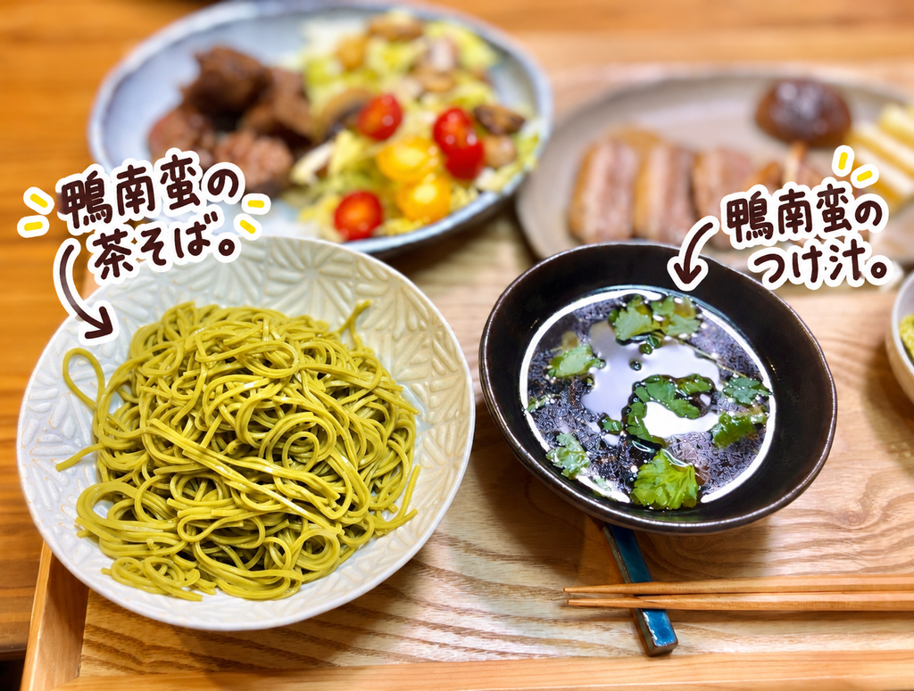 鴨南蛮の茶そばと、鴨肉の旨みが溶け出した三つ葉入りの温かいつけ汁