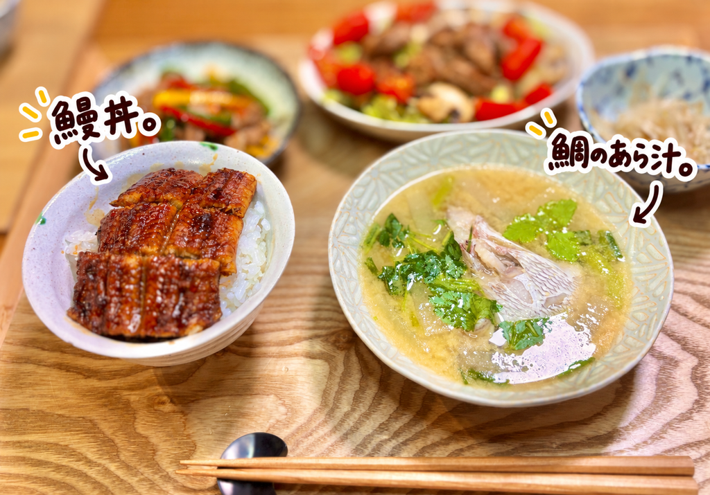香ばしく焼いた鰻をのせた鰻丼と、三つ葉を添えた鯛のあら汁の和食献立