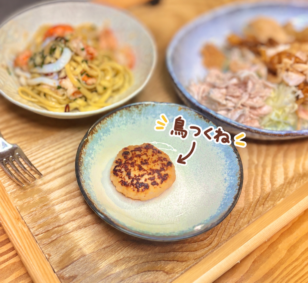 香ばしく焼き色をつけた手作りの鳥つくねを小皿に盛り付けた副菜